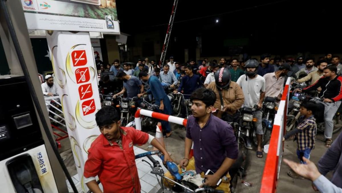 Los minoristas de gasolina de Pakistán inician una huelga nacional a medida que caen los márgenes de beneficio