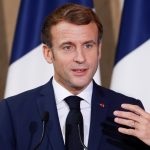 El presidente francés, Emmanuel Macron, habla durante una conferencia de prensa después de firmar un acuerdo con el primer ministro italiano, Mario Draghi, para intentar inclinar el equilibrio de poder en Europa, en Villa Madama en Roma, Italia, el 26 de noviembre de 2021. REUTERS / Remo Casilli