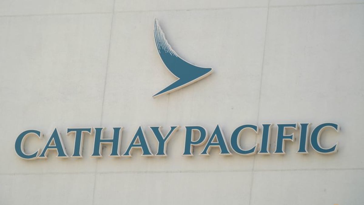 Más de 100 empleados de Cathay Pacific liberados de la cuarentena de COVID-19 en Hong Kong