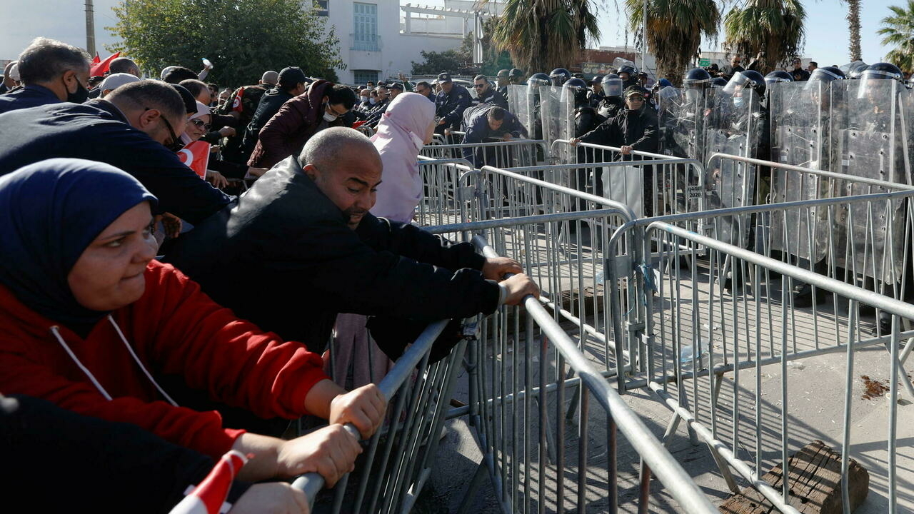 Miles de tunecinos se manifiestan contra la toma de poder presidencial cerca del parlamento suspendido