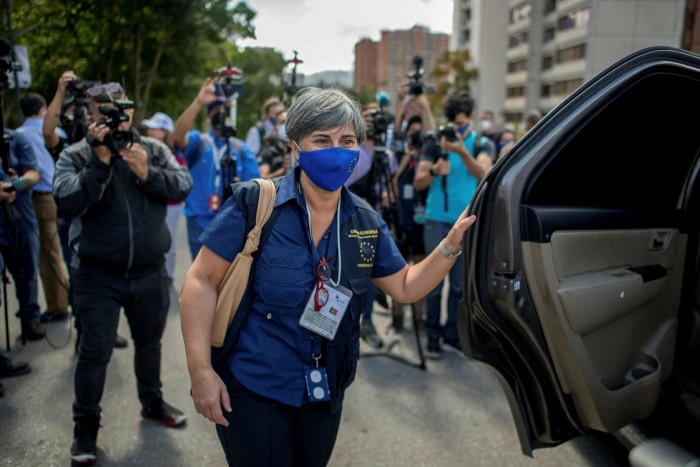 Isabel Santos se va tras hablar con la prensa frente a un colegio electoral en Caracas
