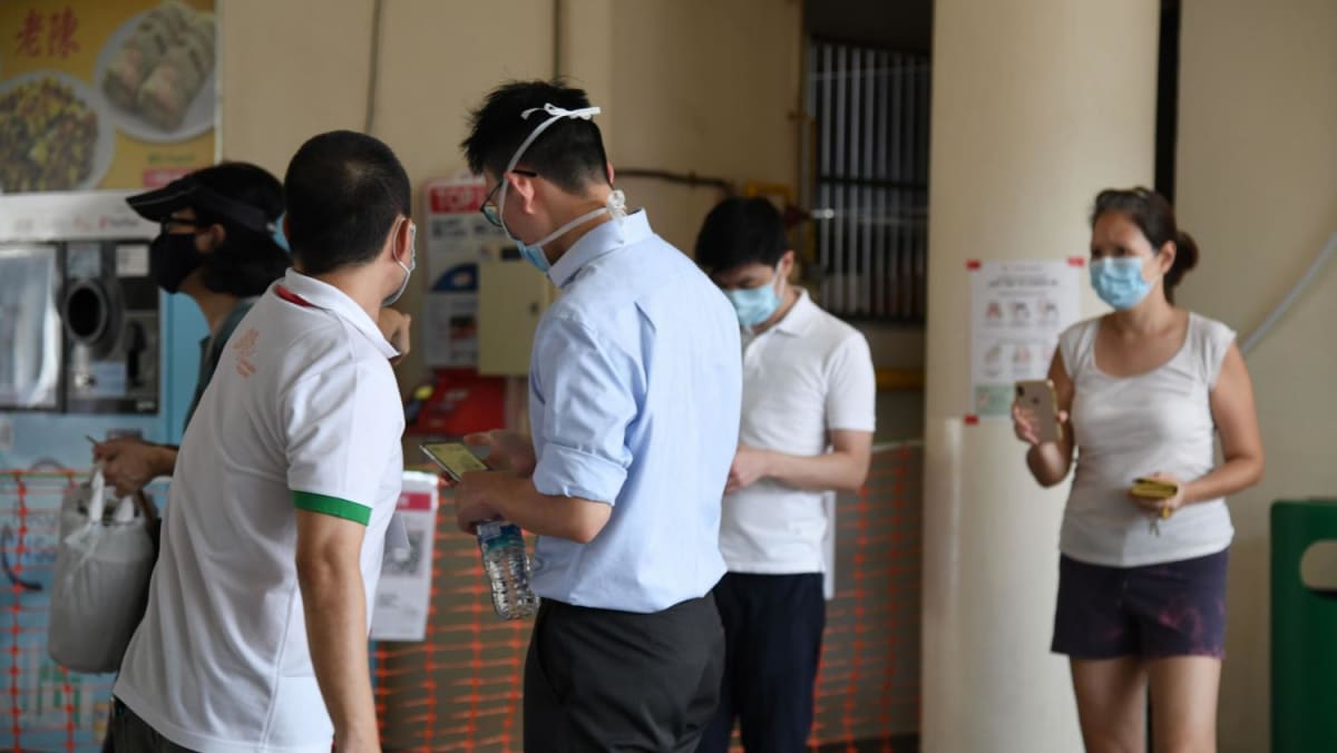 Primer lote de 11 centros de vendedores ambulantes para permitir grupos de 5 comensales vacunados a partir del martes