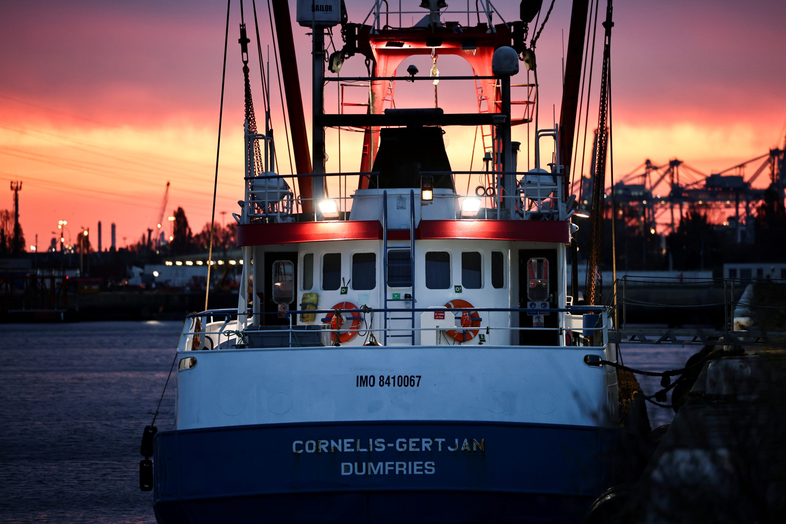 Un arrastrero británico Cornelis Gert Jan es visto amarrado en el puerto de Le Havre, luego de que Francia incautara el jueves a un arrastrero británico que pescaba en sus aguas territoriales sin licencia, en Le Havre, Francia, el 29 de octubre de 2021. REUTERS / Sarah Meyssonnier / Archivo Foto