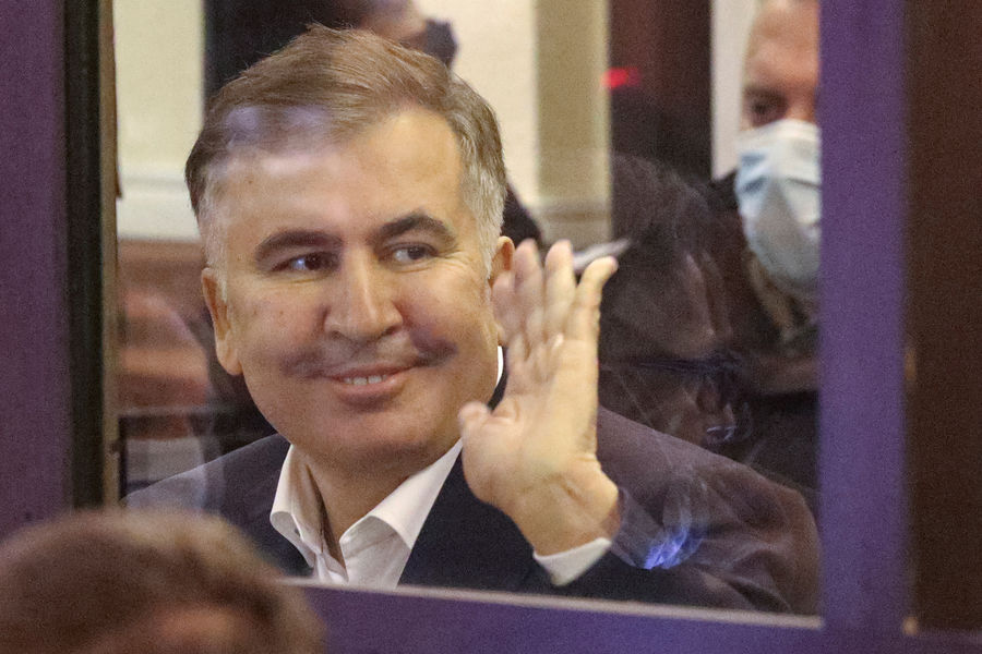 Saakashvili salió del juzgado en una ambulancia - Gazeta.Ru