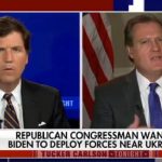 Tucker Carlson derriba al representante republicano que quiere enviar tropas estadounidenses y dinero a Ucrania