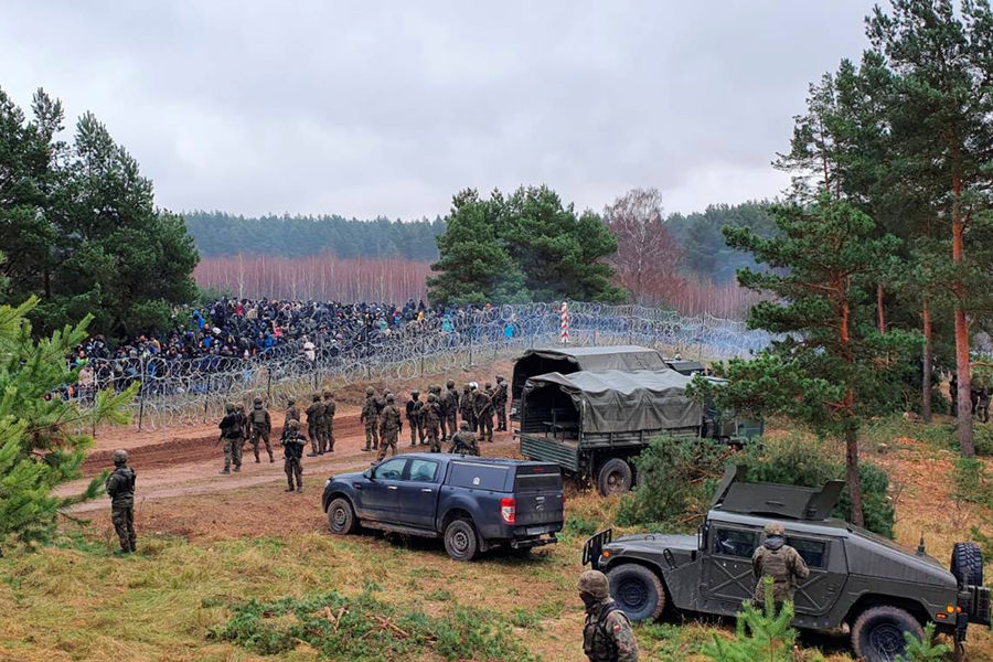 Польские военные у&nbsp;лагеря нелегальных мигрантов на&nbsp;белорусско-польской границе, 9&nbsp;ноября 2021&nbsp;года