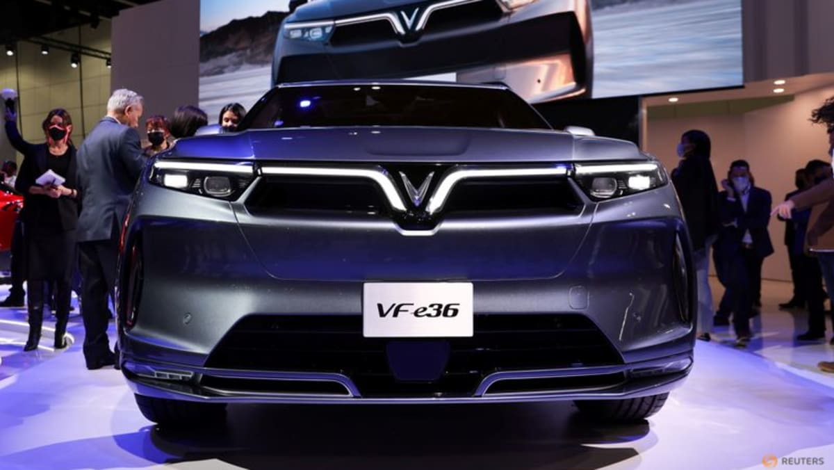 Vingroup de Exclusive-Vietnam busca mil millones de dólares de inversores globales para la unidad de automóviles: fuentes