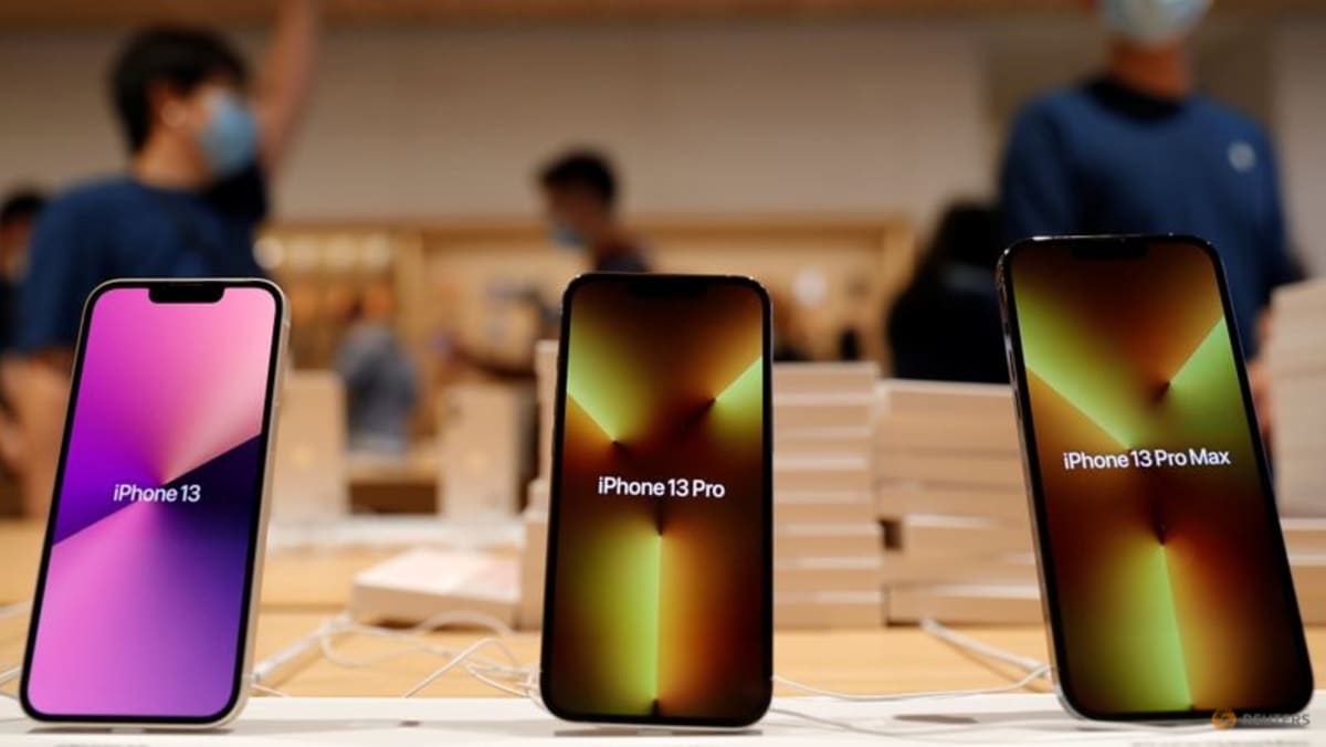Apple dice a los proveedores que la demanda de la línea de iPhone 13 se ha debilitado - Bloomberg News