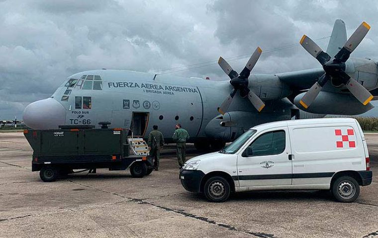 Las dosis serán transportadas en un avión Hércules C-130 de la Fuerza Aérea Argentina.