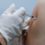 Baja vacunación del personal ligada a muertes por COVID en hogares de ancianos;  la vacuna experimental se dirige a múltiples coronavirus