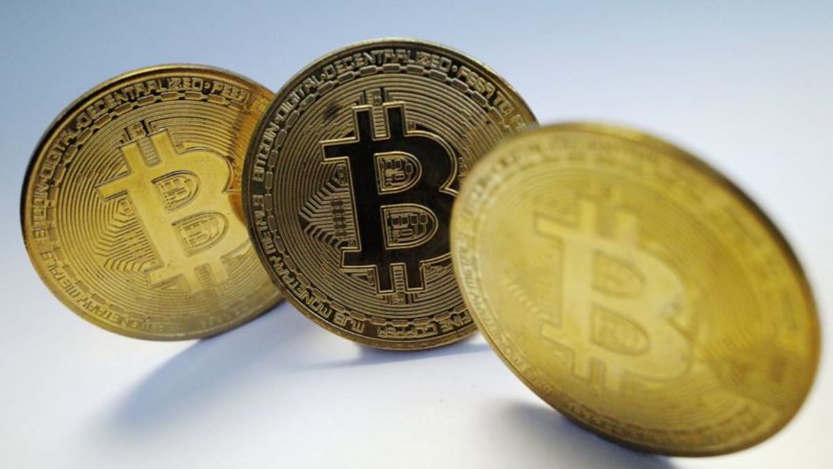Bitcoin cae un 5,5% a 53.436 dólares
