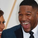 El presentador de televisión Michael Strahan y la hija de Alan Shepard se preparan para el lanzamiento de Blue Origin