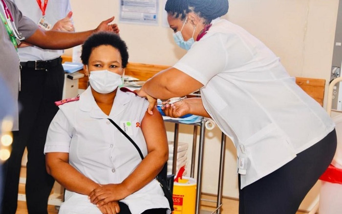 El primer trabajador de salud de SA en recibir COVID jab insta a sus colegas a recibir una vacuna de refuerzo