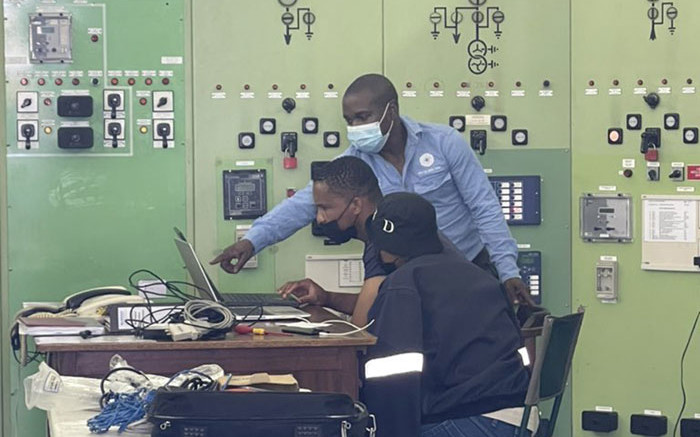 Equipos que trabajan para restaurar la energía en el CBD de Ciudad del Cabo