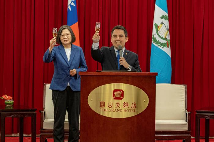 La presidenta de Taiwán, Tsai Ing-wen, con el embajador de Guatemala en el territorio insular, Willy Alberto Gómez Tirado