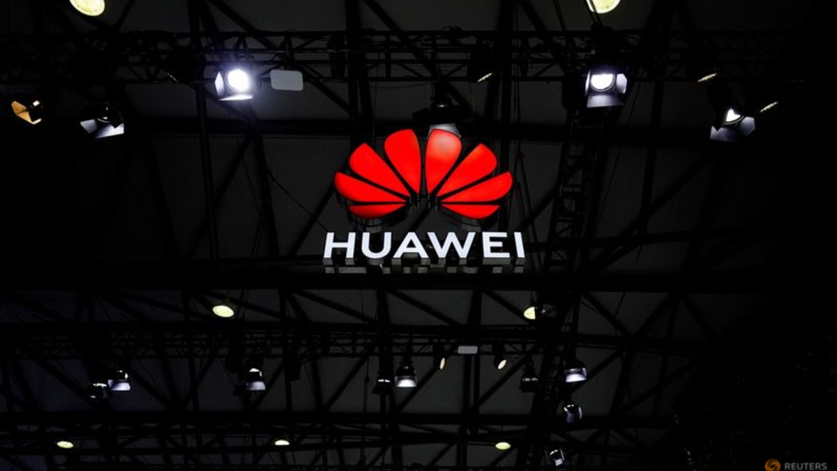 Huawei de China dice que los ingresos de 2021 cayeron casi un 30 por ciento, ve desafíos por delante