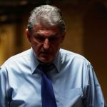 Joe Manchin PAC vio un aumento en las donaciones corporativas mientras luchaba contra la agenda de Biden