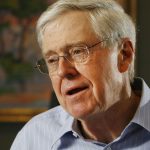 La red de Koch sacudida por un escándalo de affaires, salidas de donantes y demanda por discriminación