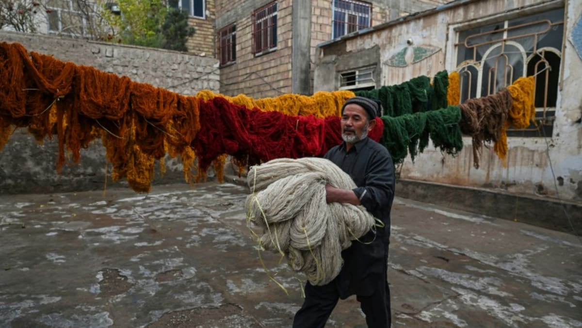 Las familias afganas vuelven a fabricar alfombras a medida que la economía se desmorona