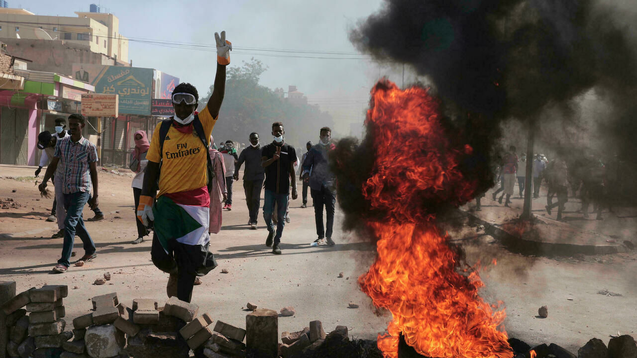 Las protestas sudanesas se vuelven mortales mientras miles de personas se manifiestan contra el golpe