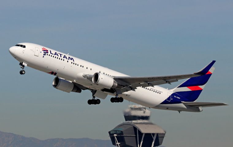 LATAM ha programado un vuelo semanal los miércoles saliendo de Guarulhos, Sao Paulo a las 09:30 AM y aterrizando en Mount Pleasant Complex a las 2:30 PM