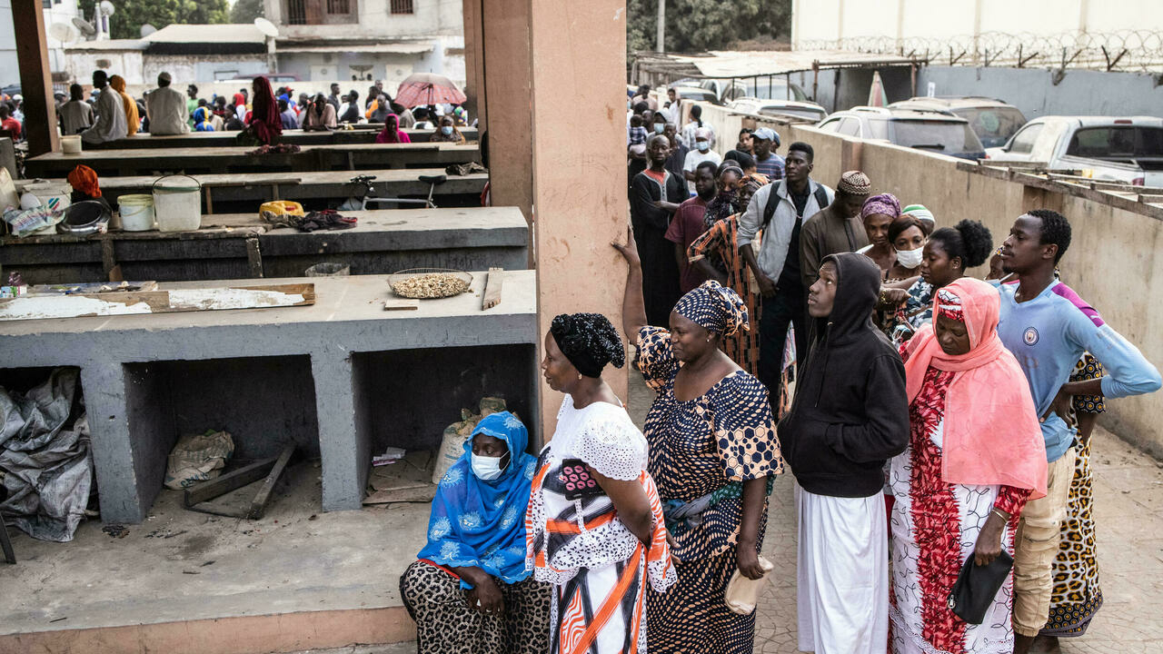 Los gambianos votan en las primeras elecciones presidenciales desde la caída del dictador