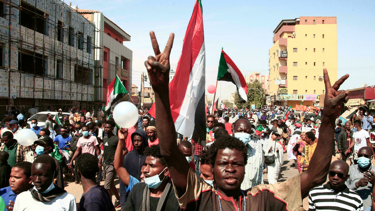 Manifestantes masivos contra el golpe se reúnen en Sudán por la democracia a pesar de los gases lacrimógenos
