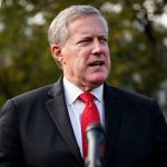 Mark Meadows demanda a Pelosi, miembros del comité del 6 de enero mientras presionan para sostenerlo en desacato