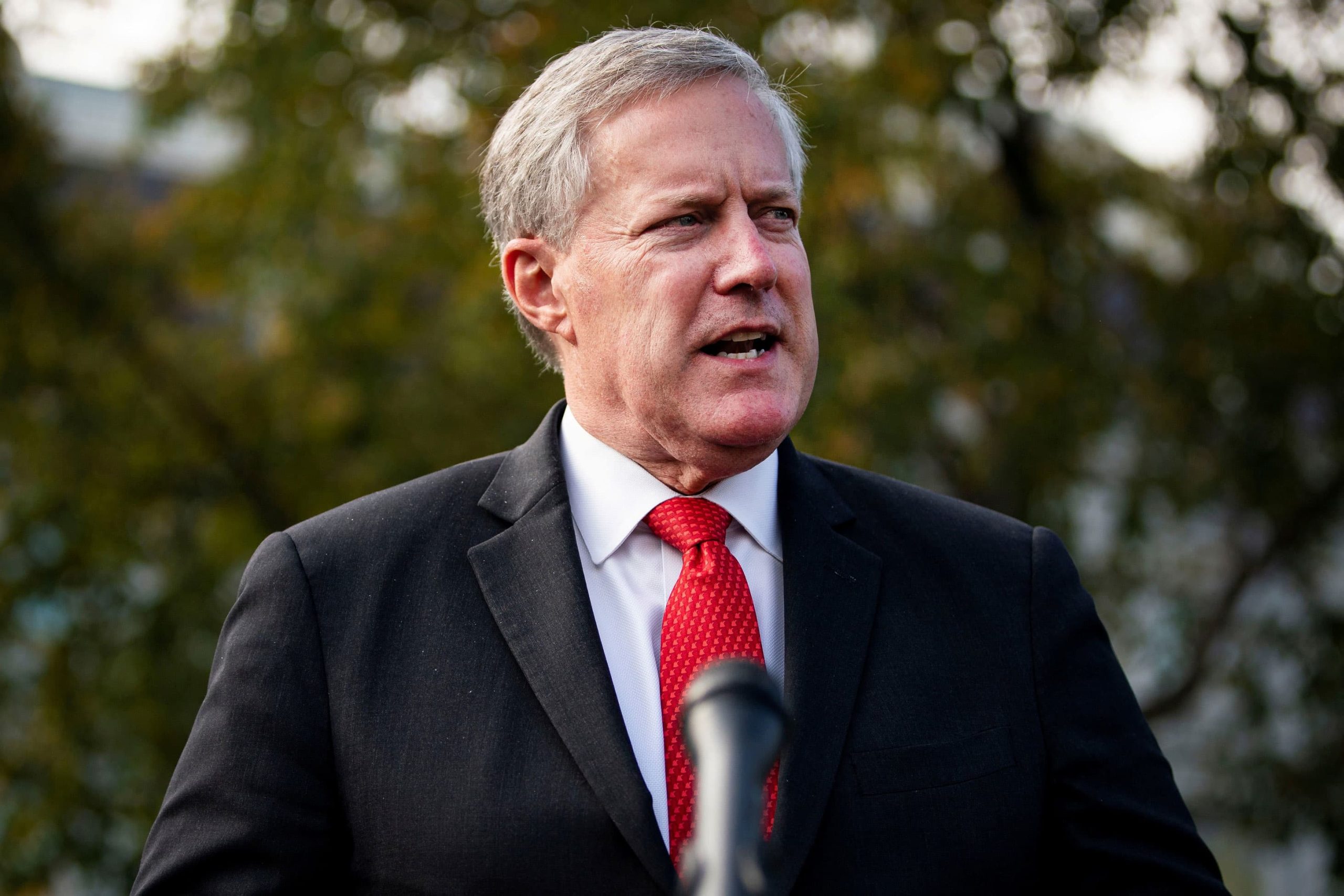 Mark Meadows demanda a Pelosi, miembros del comité del 6 de enero mientras presionan para sostenerlo en desacato