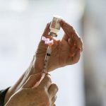 Mercados globales golpeados por la advertencia de vacuna Omicron de Moderna