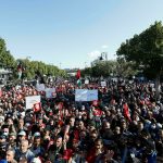 Miles de personas protestan contra el presidente tunecino en el décimo aniversario del levantamiento