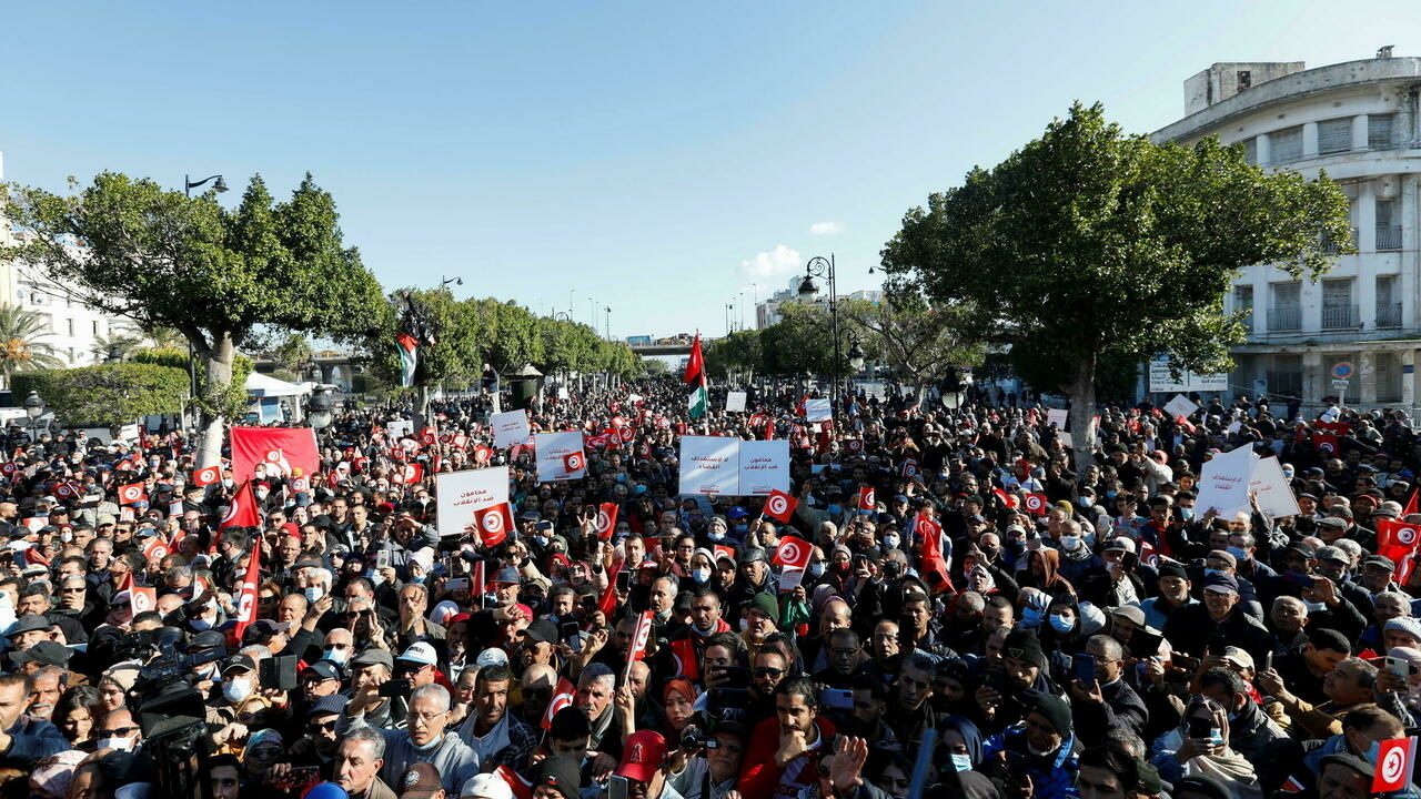 Miles de personas protestan contra el presidente tunecino en el décimo aniversario del levantamiento