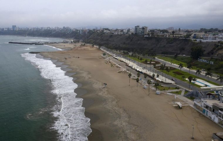 Cevallos no descartó cerrar por mucho más tiempo las playas del país