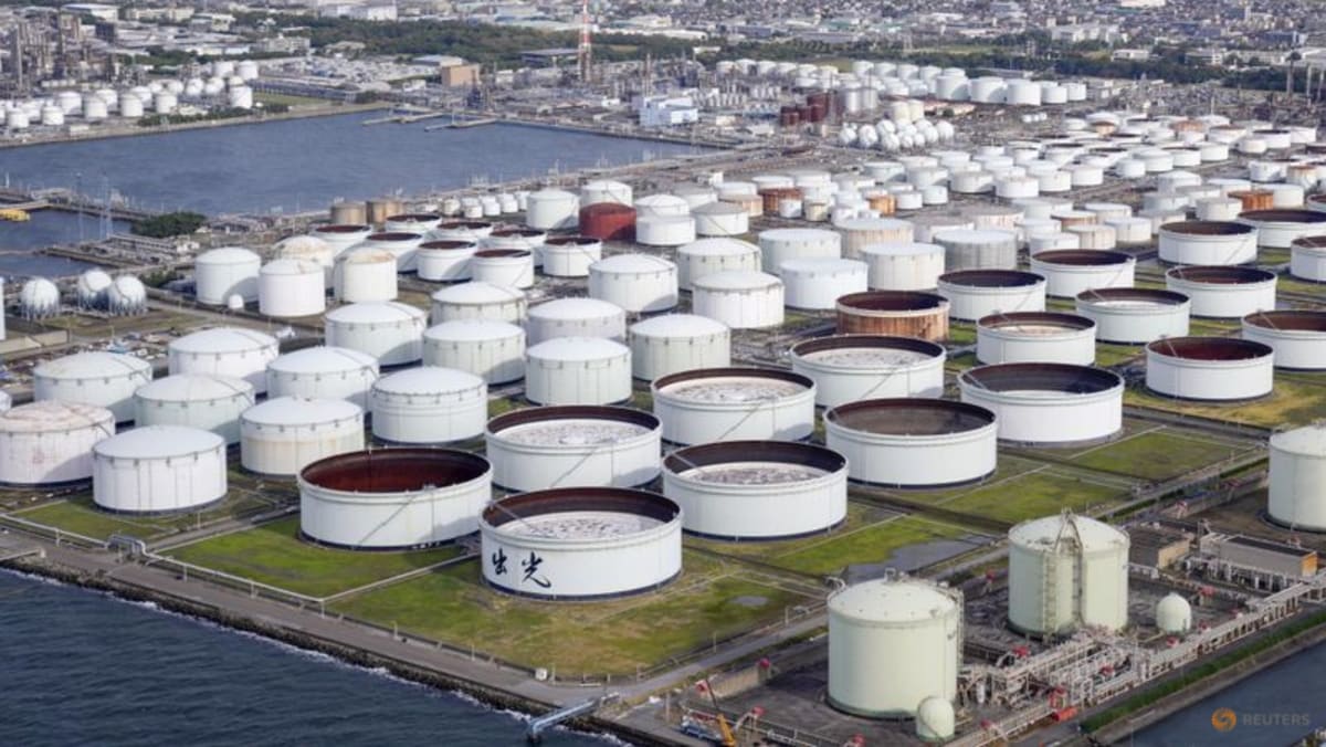 Plan de liberación de reservas de petróleo de Japón sin cambios por caída de precios: ministro de industria