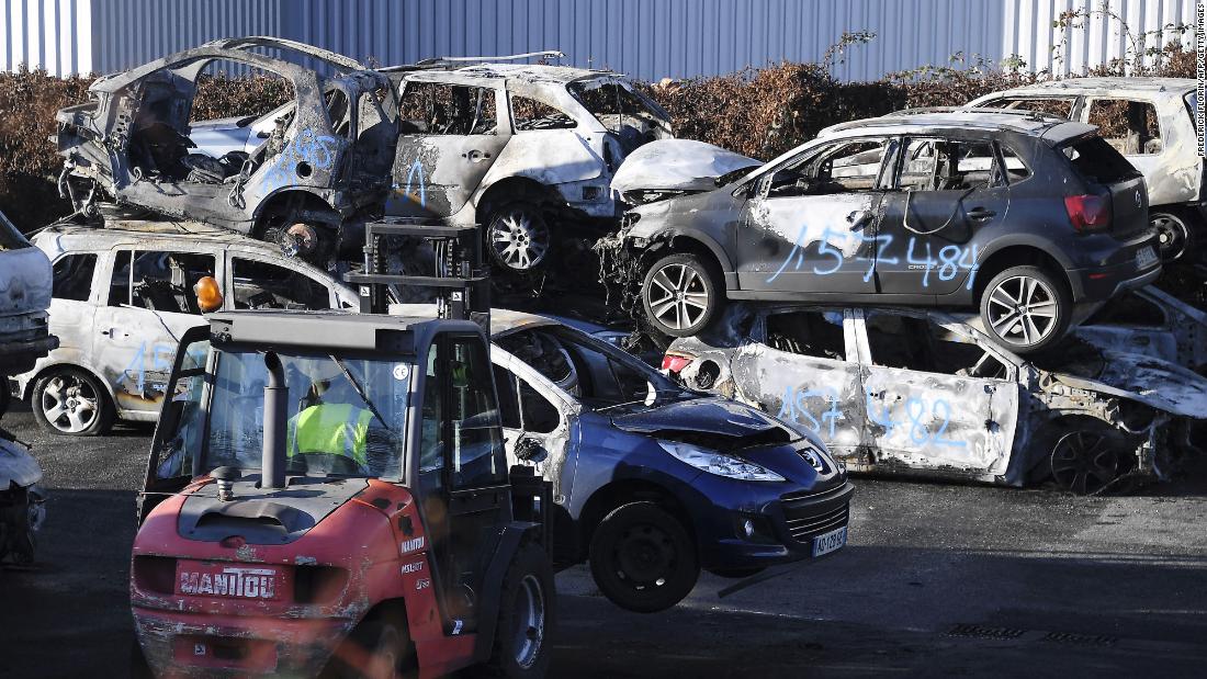 874 coches fueron incendiados en Francia en Nochevieja