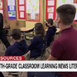 Brian Stelter de CNN visita un aula de Nueva York donde los escolares aprenden sobre la desinformación