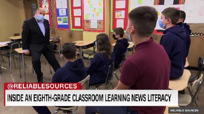 Brian Stelter de CNN visita un aula de Nueva York donde los escolares aprenden sobre la desinformación