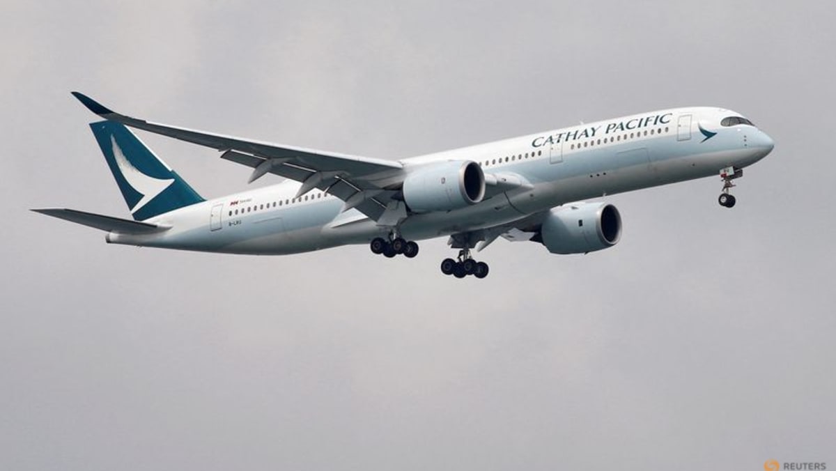 Cathay Pacific despide a dos tripulantes aéreos por violar las reglas de COVID-19