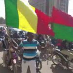 Cientos se reúnen en la capital de Burkina Faso para apoyar el golpe militar