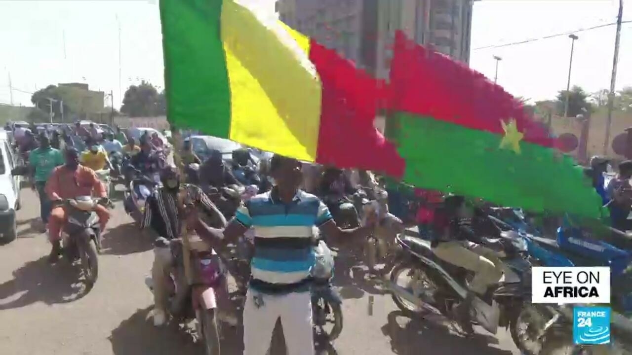 Cientos se reúnen en la capital de Burkina Faso para apoyar el golpe militar