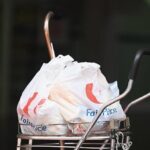 Comentario: Las bolsas de plástico en tiendas y supermercados deberían cobrarse por bolsa y no por cliente