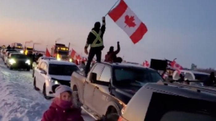 Convoy de camioneros protesta contra el mandato de vacunas entre Canadá y EE. UU. y capta la atención internacional