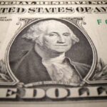 El dólar se estanca mientras los comerciantes esperan a Powell para obtener sugerencias de política