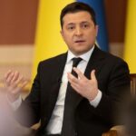 El presidente de Ucrania, Zelensky, insta a los líderes mundiales a bajar el tono de la retórica sobre la amenaza de guerra con Rusia.