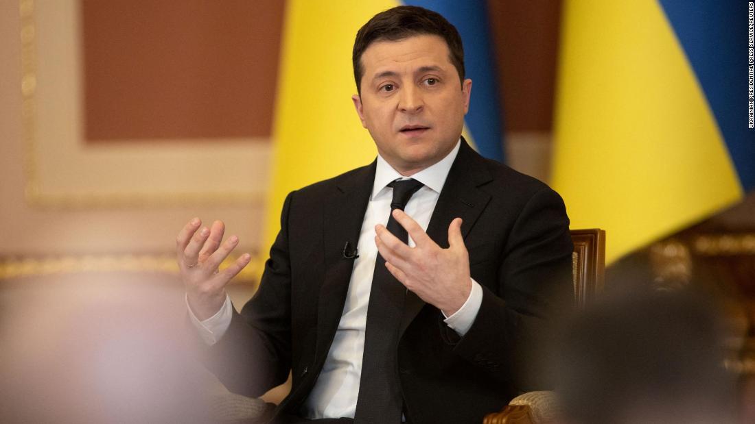 El presidente de Ucrania, Zelensky, insta a los líderes mundiales a bajar el tono de la retórica sobre la amenaza de guerra con Rusia.