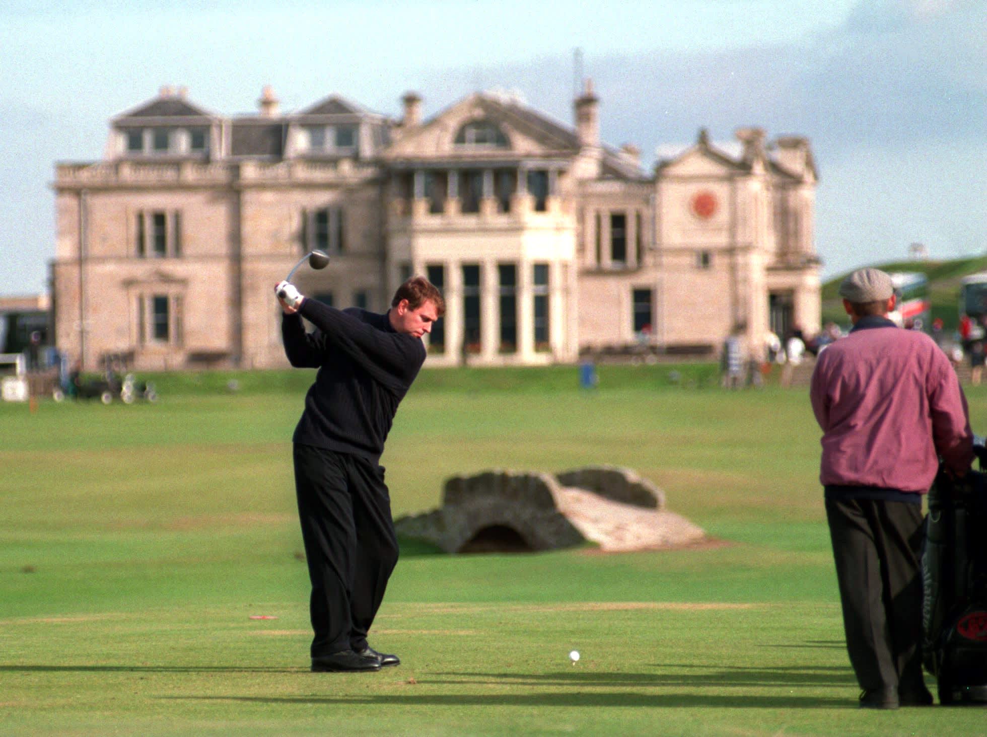 El príncipe Andrew finaliza la membresía de golf de St. Andrews