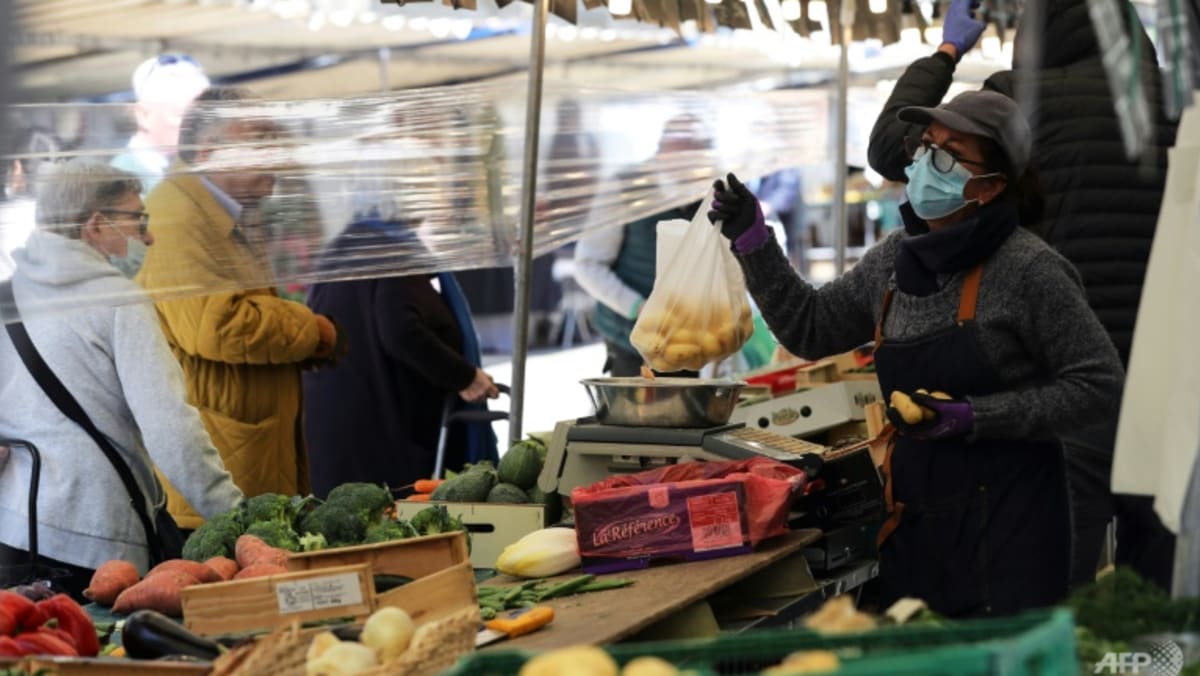 Francia prohíbe los envases de plástico para frutas y verduras