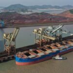 Importaciones de mineral de hierro de China en 2021 retroceden desde récord en restricciones de acero