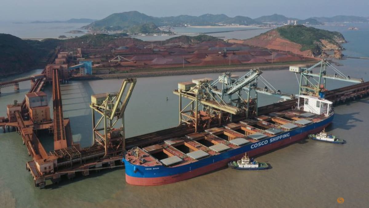 Importaciones de mineral de hierro de China en 2021 retroceden desde récord en restricciones de acero