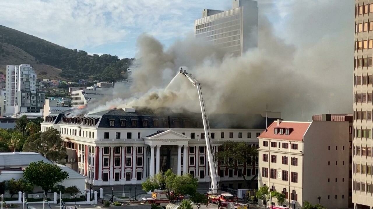 Incendio devastador en el Parlamento sudafricano se reanuda después de una tregua